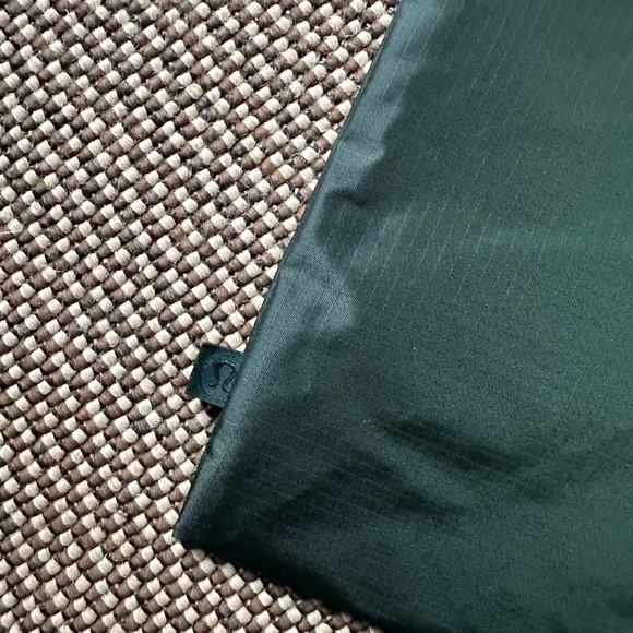 LULULEMON 3 IN 1 GYM DUFFLE BAG RAINFOREST GREEN 30L - Picture 12 of 16